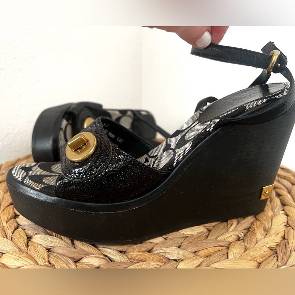 COACH sandal LOGO MAE SOFT PATENT WEDGE black shiny turnlock peep toe detail - Picture 2 of 5
